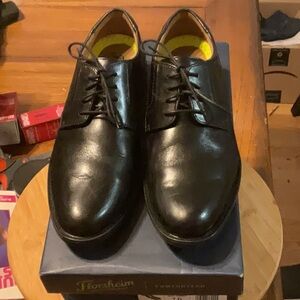 Light new men’s Florsheim  black leather dress shoes, size 7 D